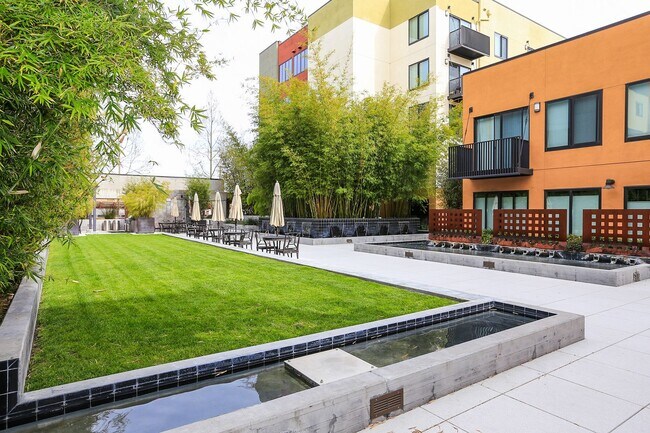 Building Photo - Resort Style Living in Downtown