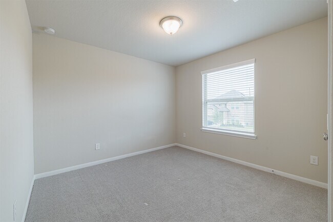 Building Photo - 3002 Roberta Sue Dr