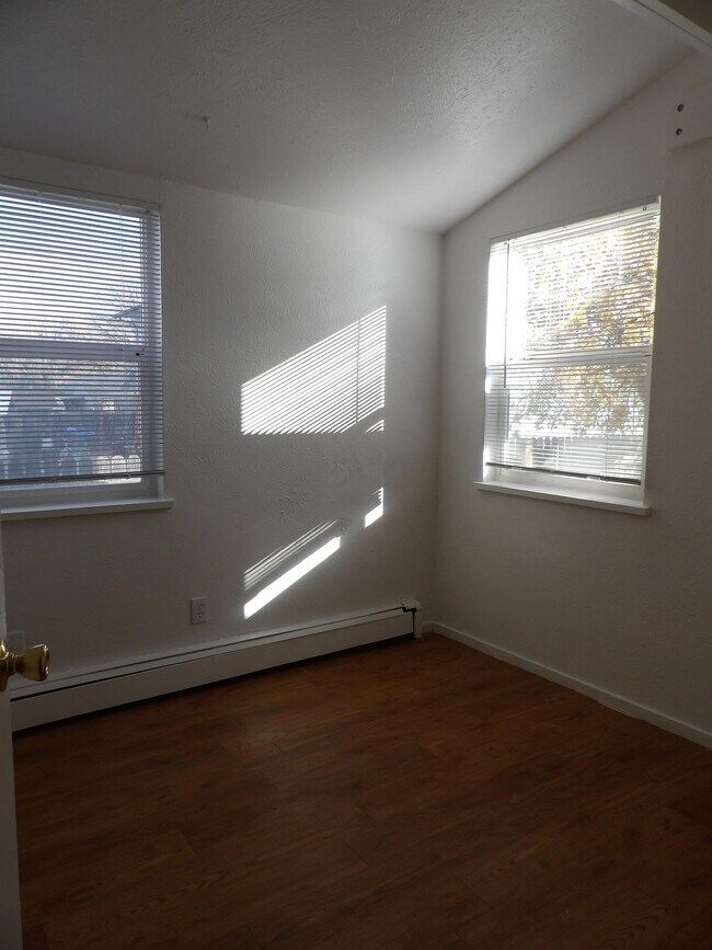 Building Photo - 1545 E 6th St