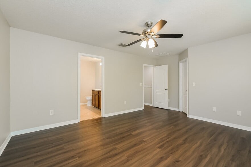 Building Photo - 3207 Bayflower Ave