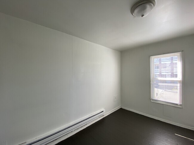 Building Photo - 714 W Clarke Ave