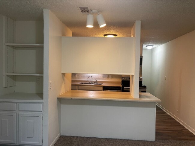 Building Photo - 3 Bedroom 2 Bath