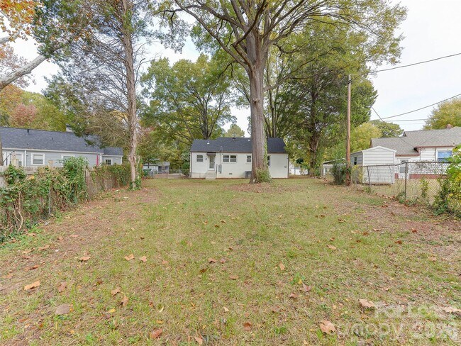 Building Photo - 2721 Mayflower Rd