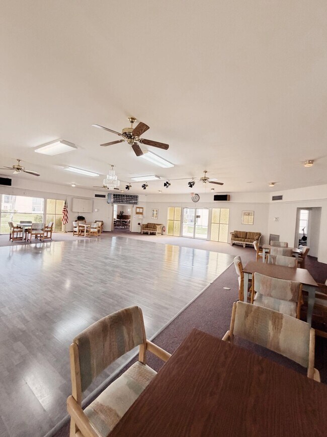 Building Photo - 100 Village Green Cir E