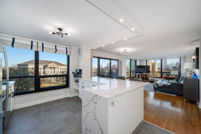 Building Photo - 2020 N Lincoln Park W