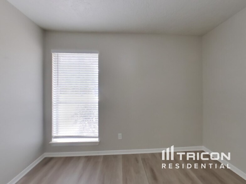 Building Photo - 7022 Sandy Knolls Dr