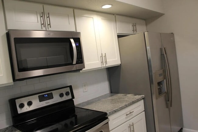 Building Photo - 609 Holly Hill Dr