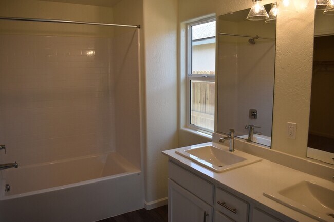 Building Photo - 685 Marshall Ln