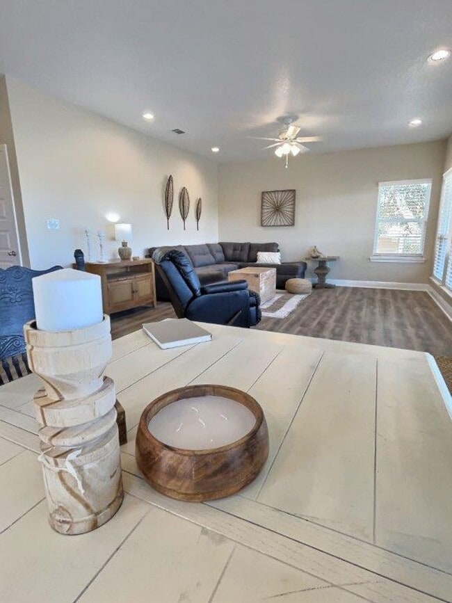 Building Photo - Fully furnished 2-bedroom house on the bayou!