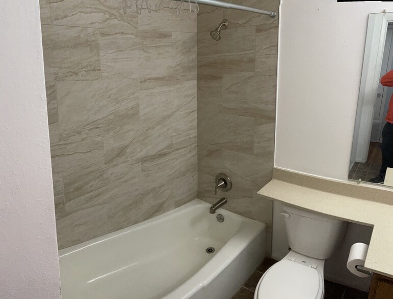 Hall bath/2nd bath with tub - 1601 Pennsylvania St NE