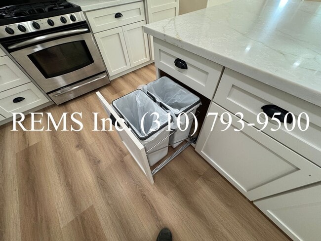 Building Photo - Remodeled Hersperia Front House with Laundry and Parking