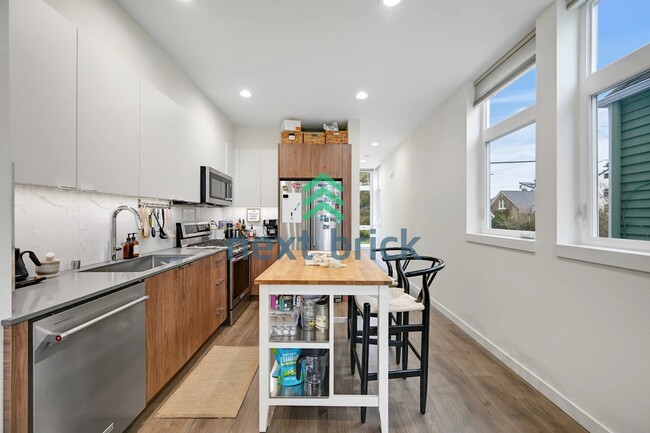 Building Photo - 2 BED & 2 BATH TOWNHOUSE FOR RENT