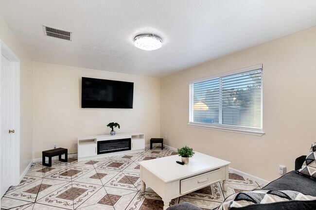 Building Photo - 14229 Shenandoah St