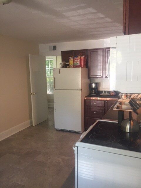 Building Photo - 717 E 6th Ave