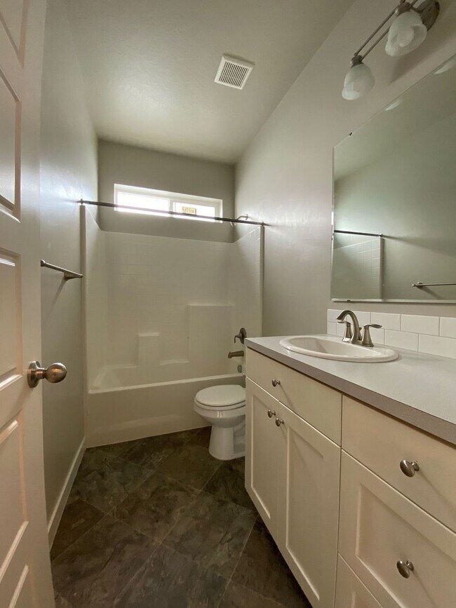 Building Photo - Newer Townhome