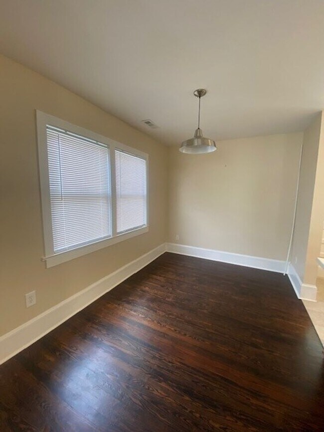 Building Photo - Introducing a charming 2-bedroom, 2-bathro...