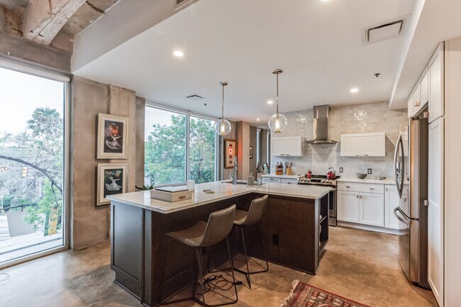 Building Photo - 1115 S Alamo St