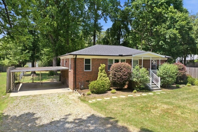 Building Photo - Beautifully Updated 3BR Home in an Established Burlington Neighborhood