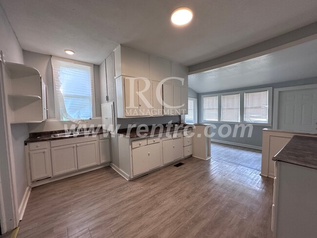 Building Photo - 1501 Walnut-
