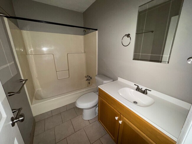 Building Photo - 3 Bedroom, 2 Bathroom- House in Silver Creek!