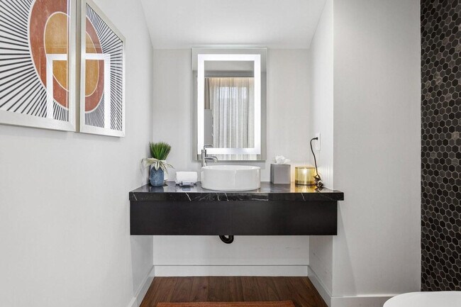 Building Photo - 5455 E Lincoln Dr