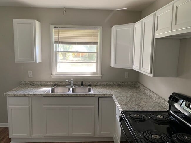 Building Photo - THREE BEDROOM/TWO BATH SPACIOUS RANCH - CO...