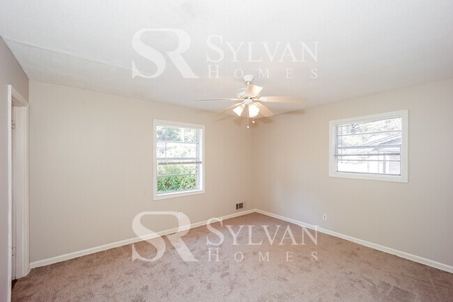 Building Photo - Your dream home awaits