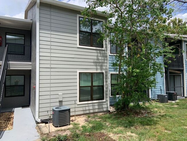 Building Photo - LIKE NEW!!!! 2 Bedroom/2 Bath Condo!! Avai...