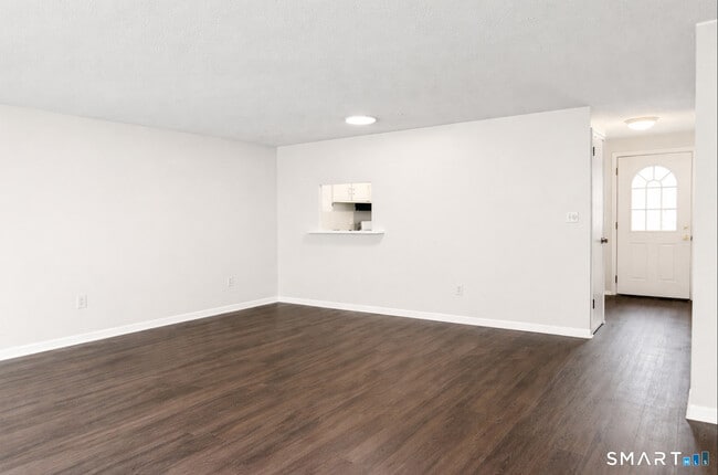 Building Photo - 16 E Gate Ln