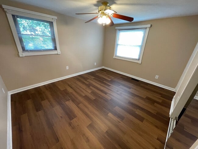 Building Photo - Nice split level home with garage and fenced backyard, Virtual Tour!
