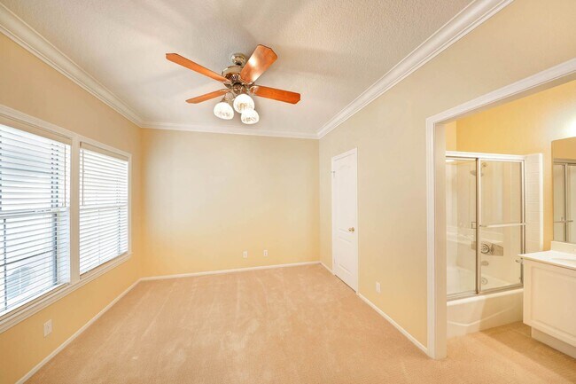 Building Photo - Gorgeous interior tract townhouse in the desirable gated Summit community
