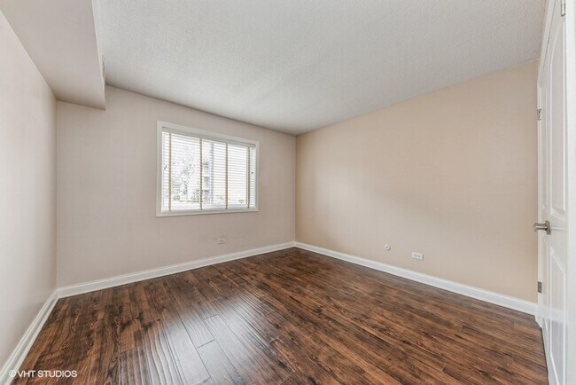 Building Photo - 5511 Chateau Dr