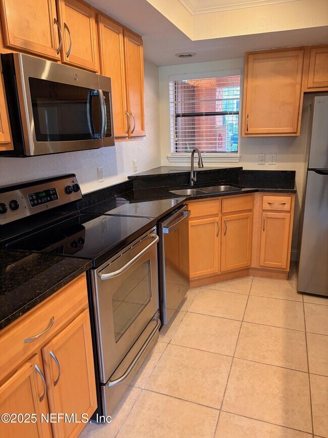 Building Photo - 854 Shoreline Cir