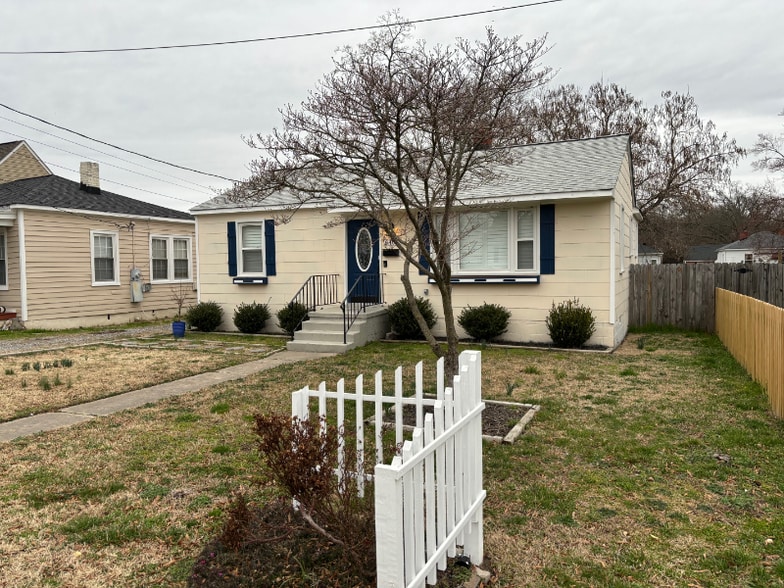 Building Photo - 5403 Bloomingdale Ave