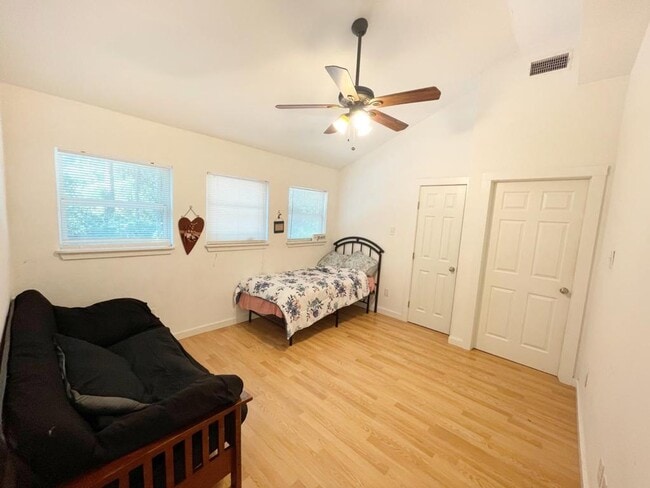 Building Photo - NEWER 4 bedroom house