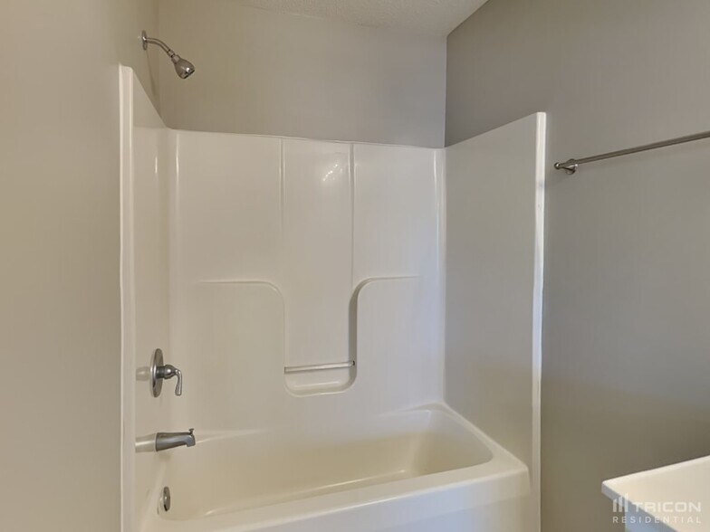Building Photo - 5204 Halverson Ct