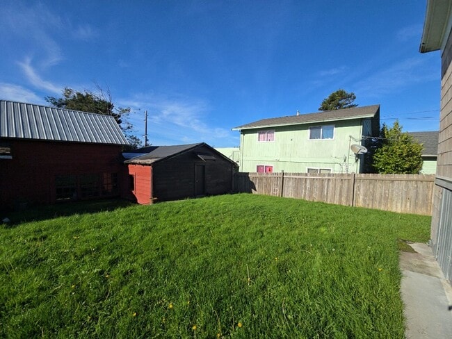 Building Photo - 3BR Eureka home offers remodeled interior, large yard and outbuildings!