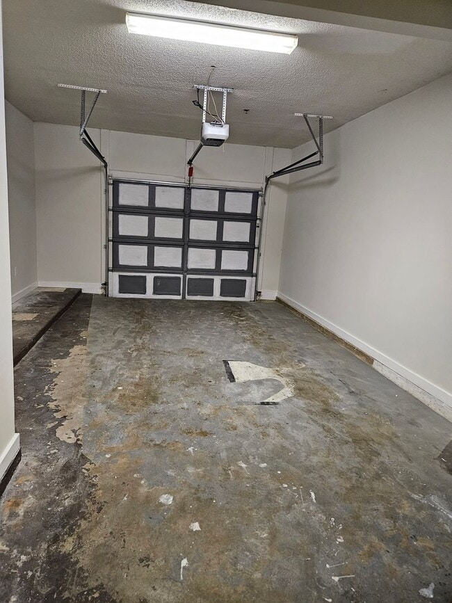 Building Photo - Rare 2 bed 2 bath condo with 1 car garage located in Smyrna