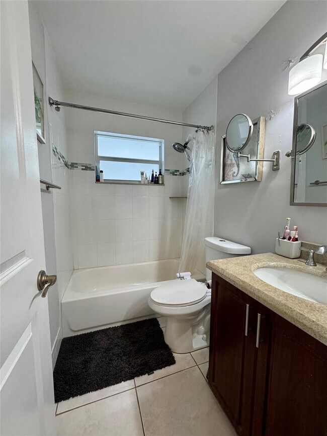 Building Photo - 2801 NE 33rd Ct