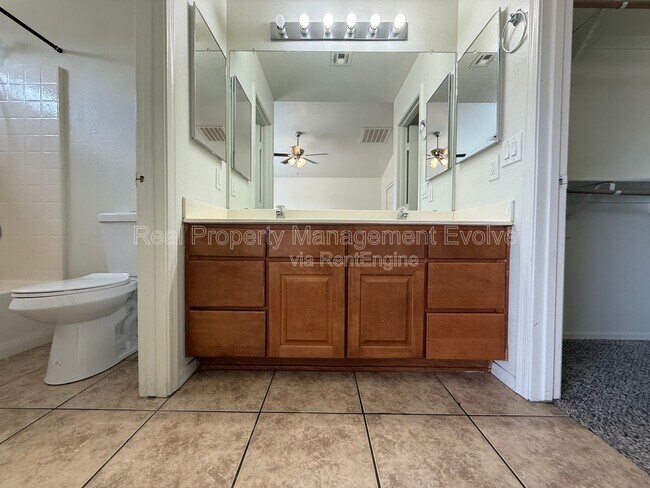 Building Photo - 1225 W Shumway Farm Rd