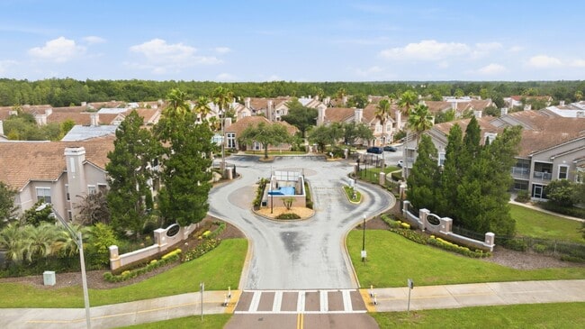 Building Photo - Absolutely Stunning 3 BR/2 BA/2 Car Garage Condo in gorgeous Gated New Tampa resort style community.