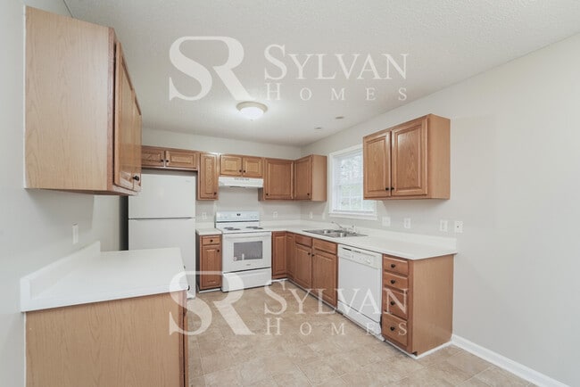 Building Photo - This charming home is move-in ready