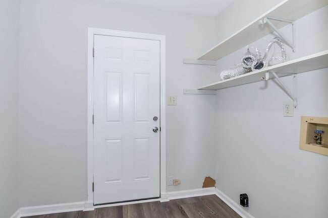 Building Photo - 2 Bed Townhouse!
