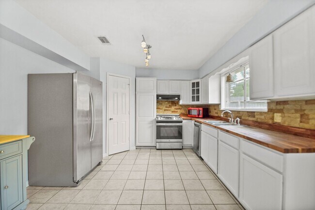 Building Photo - Charming Classic with a Big Backyard