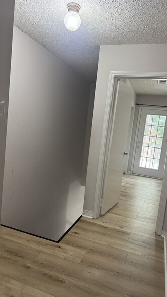 Building Photo - 829 E Boyd Dr