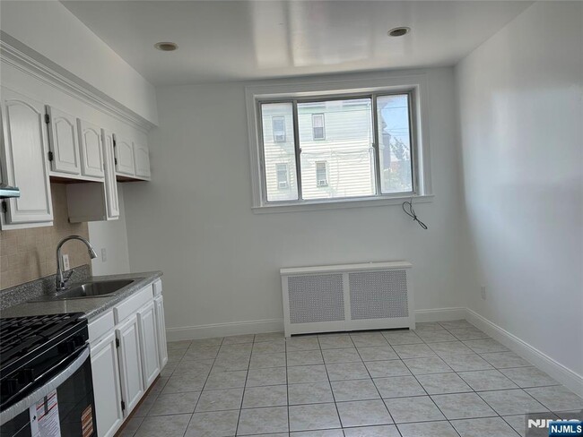 Building Photo - 346 Highland Ave