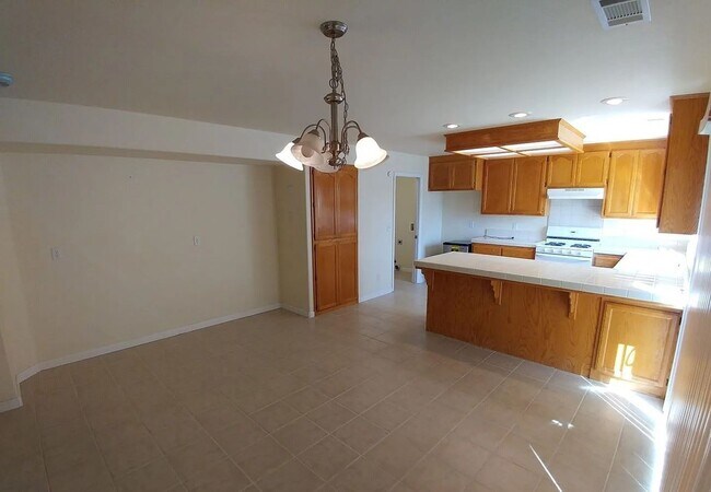 Building Photo - LARGE 3 BED 3 BATH HOUSE IN LAKE CALIFORNIA