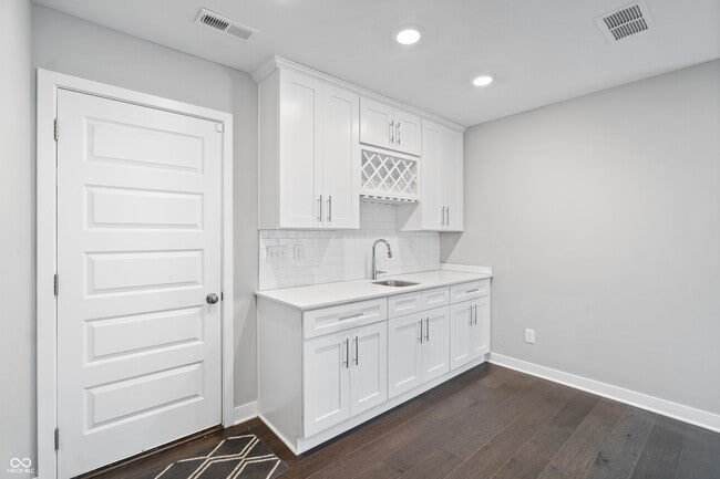 Building Photo - 661 Golborne St