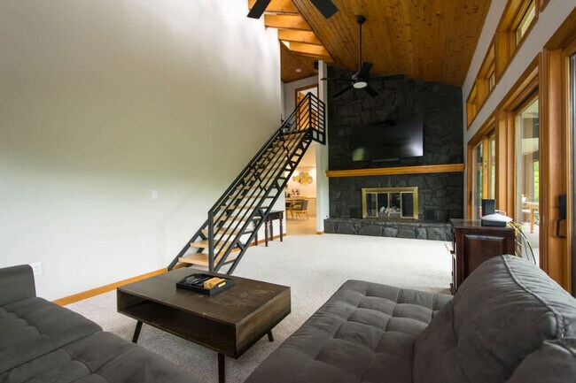 Building Photo - 201 Bluebird Ln