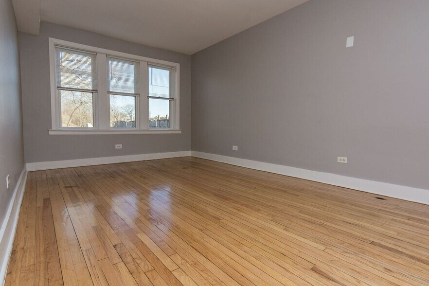 Building Photo - 1125 E 81st St